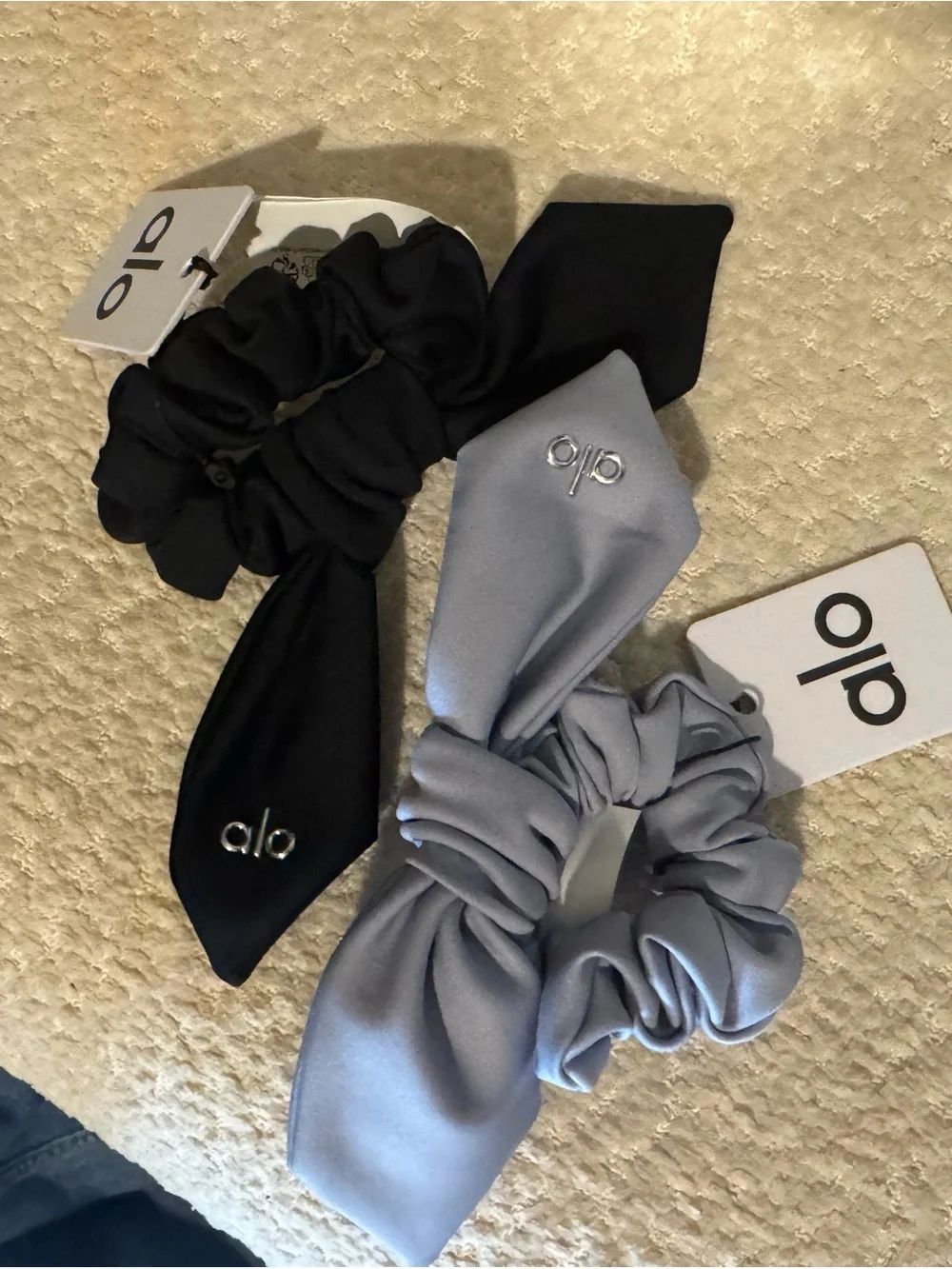 ALO Airlift Rhythm Scrunchie (blue or black)